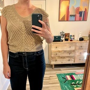 Vintage tan knit crochet tank top/sweater vest by bandolino size medium.